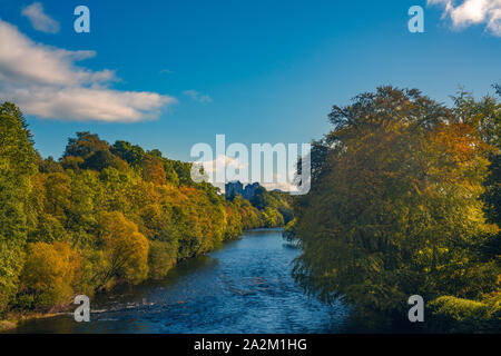 Couleurs d'automne sur les rives de la rivière Teith en Écosse avec Château de Doune dans l'arrière-plan sur une journée ensoleillée à l'automne Banque D'Images