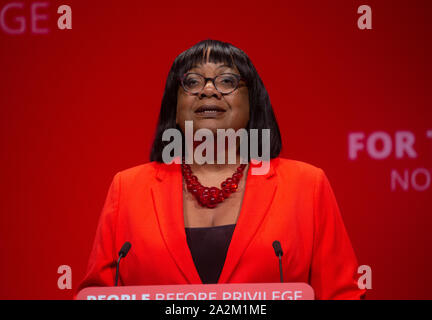 Diane Abbott, Shadow Home Secretary et député de London North Stoke Newington et donne à son discours lors de la conférence du parti travailliste à Brighton. Banque D'Images