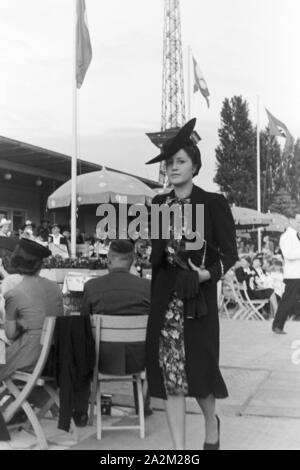 Ein Besuch der Wiener Modenschau ; Deutsches Reich 1930er Jahre. Visiter le fashion show de Vienne ; l'Allemagne des années 1930. Banque D'Images