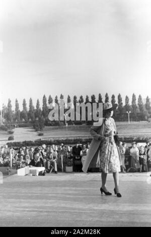 Ein Besuch der Wiener Modenschau ; Deutsches Reich 1930er Jahre. Visiter le fashion show de Vienne ; l'Allemagne des années 1930. Banque D'Images