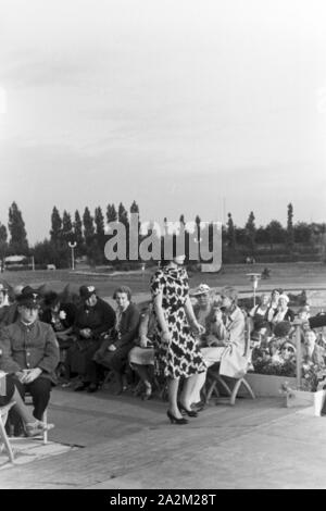 Ein Besuch der Wiener Modenschau ; Deutsches Reich 1930er Jahre. Visiter le fashion show de Vienne ; l'Allemagne des années 1930. Banque D'Images