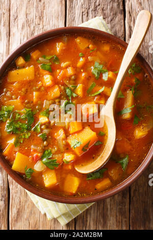 La patate douce marocaine et la soupe aux lentilles close-up sur une plaque sur la table. Haut Vertical Vue de dessus Banque D'Images