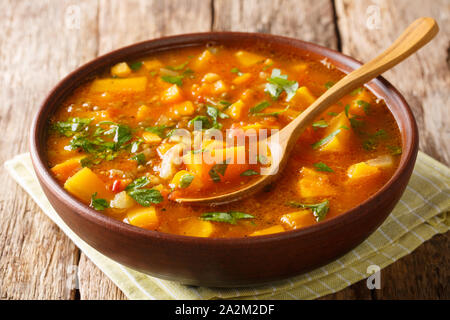 Portion de pommes de terre maison avec la soupe aux lentilles close-up dans un bol sur la table horizontale. Banque D'Images