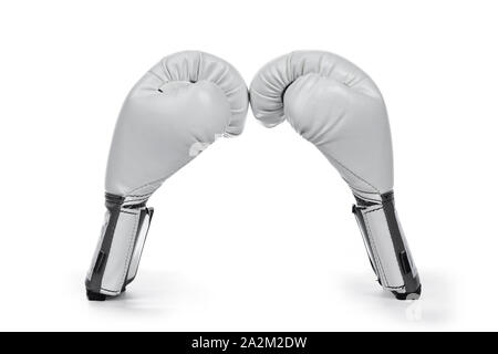 Vue latérale des gants de boxe en cuir blanc. Isolé sur fond blanc. Banque D'Images