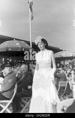 Ein Besuch der Wiener Modenschau ; Deutsches Reich 1930er Jahre. Visiter le fashion show de Vienne ; l'Allemagne des années 1930. Banque D'Images