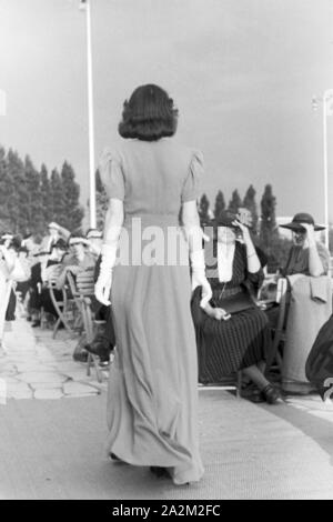 Ein Besuch der Wiener Modenschau ; Deutsches Reich 1930er Jahre. Visiter le fashion show de Vienne ; l'Allemagne des années 1930. Banque D'Images