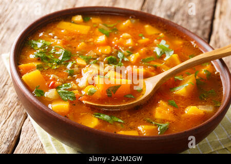 Savoureux tomate patate douce avec la soupe aux lentilles close-up dans un bol sur la table horizontale. Banque D'Images