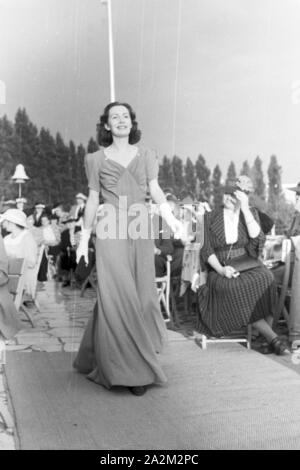 Ein Besuch der Wiener Modenschau ; Deutsches Reich 1930er Jahre. Visiter le fashion show de Vienne ; l'Allemagne des années 1930. Banque D'Images