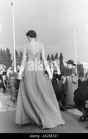 Ein Besuch der Wiener Modenschau ; Deutsches Reich 1930er Jahre. Visiter le fashion show de Vienne ; l'Allemagne des années 1930. Banque D'Images