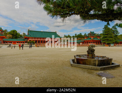 Zone d'entrée du sanctuaire shinto Heian-jingu avec sa traditionnelle architecture emblématique, le Japon Kyoto Vermilion Banque D'Images