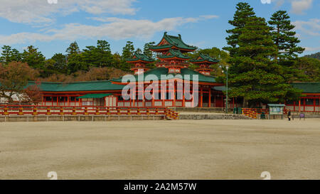 Zone d'entrée du sanctuaire shinto Heian-jingu avec sa traditionnelle architecture emblématique, le Japon Kyoto Vermilion Banque D'Images