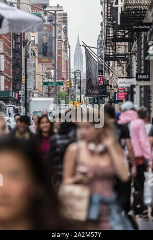 New York, NY, USA - 17 mai 2018 : des foules de personnes à pied de trottoir de l'avenue Broadway dans le quartier Soho de Manhattan le 17 mai, 2018 à New York City Banque D'Images