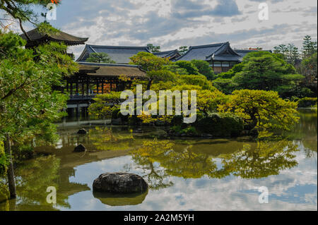 Époque Heian-jingu garden avec son impressionnant et les plantes taillées oriental l'architecture traditionnelle japonaise à Kyoto, Japon Banque D'Images