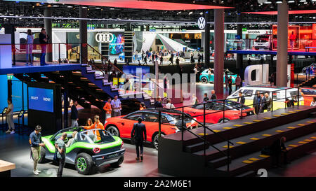 Francfort, Allemagne - Sep 11, 2019 : vue sur le stand Volkswagen et les voitures en vedette à l'IAA Frankfurt Motor Show 2019. Banque D'Images