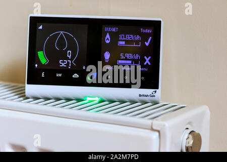 British Gas ménage compteur intelligent sur le radiateur pour surveiller la consommation d'électricité et de gaz, afin d'enregistrer l'argent pour le résident. Indique un faible niveau d'utilisation de l'énergie. Banque D'Images