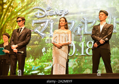 Tokyo, Japon. 3ème Oct 2019. (L-R) acteurs Sam Riley, Angelina Jolie et musicien japonais MIYAVI assister à une première mondiale au Japon pour le Disney's 'Maleficent : maîtresse du Mal' le 3 octobre 2019, à Tokyo, Japon. Le film est une suite de 2014 a frappé 'Maleficent' et sortira le 18 octobre. Credit : AFLO/Alamy Live News Banque D'Images