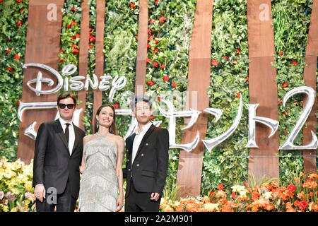 Tokyo, Japon. 3ème Oct 2019. (L-R) acteurs Sam Riley, Angelina Jolie et musicien japonais MIYAVI assister à une première mondiale au Japon pour le Disney's 'Maleficent : maîtresse du Mal' le 3 octobre 2019, à Tokyo, Japon. Le film est une suite de 2014 a frappé 'Maleficent' et sortira le 18 octobre. Credit : AFLO/Alamy Live News Banque D'Images