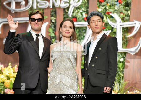 Tokyo, Japon. 3ème Oct 2019. (L-R) acteurs Sam Riley, Angelina Jolie et musicien japonais MIYAVI assister à une première mondiale au Japon pour le Disney's 'Maleficent : maîtresse du Mal' le 3 octobre 2019, à Tokyo, Japon. Le film est une suite de 2014 a frappé 'Maleficent' et sortira le 18 octobre. Credit : AFLO/Alamy Live News Banque D'Images