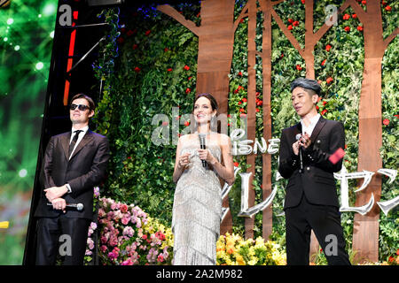 Tokyo, Japon. 3ème Oct 2019. (L-R) acteurs Sam Riley, Angelina Jolie et musicien japonais MIYAVI assister à une première mondiale au Japon pour le Disney's 'Maleficent : maîtresse du Mal' le 3 octobre 2019, à Tokyo, Japon. Le film est une suite de 2014 a frappé 'Maleficent' et sortira le 18 octobre. Credit : AFLO/Alamy Live News Banque D'Images