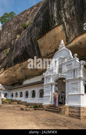 Sri Lanka's Cave temples, sanctuaires cinq richement décorées de 'Dambulla Rock et temples de caverne" qui s'asseoir sous un énorme rocher. Les temples c Banque D'Images