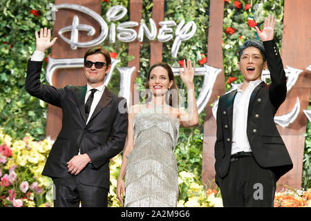 Tokyo, Japon. 3ème Oct 2019. (L-R) acteurs Sam Riley, Angelina Jolie et musicien japonais MIYAVI assister à une première mondiale au Japon pour le Disney's 'Maleficent : maîtresse du Mal' le 3 octobre 2019, à Tokyo, Japon. Le film est une suite de 2014 a frappé 'Maleficent' et sortira le 18 octobre. Credit : AFLO/Alamy Live News Banque D'Images