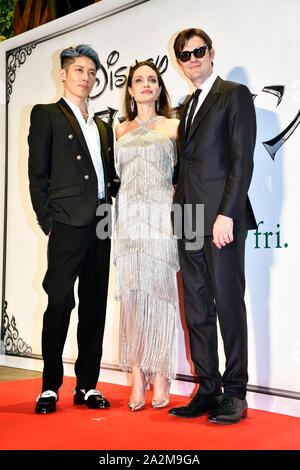Tokyo, Japon. 3ème Oct 2019. (L-R) musicien japonais MIYAVI, acteurs Angelina Jolie et Sam Riley assister à une première mondiale au Japon pour le Disney's 'Maleficent : maîtresse du Mal' le 3 octobre 2019, à Tokyo, Japon. Le film est une suite de 2014 a frappé 'Maleficent' et sortira le 18 octobre. Credit : AFLO/Alamy Live News Banque D'Images