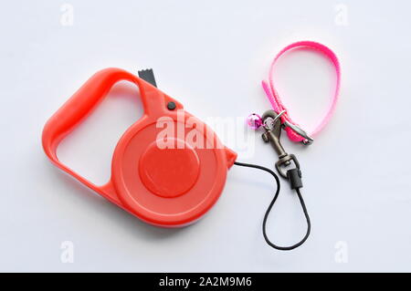 Automatique rouge laisse et collier chat nylon rose sur fond blanc Banque D'Images