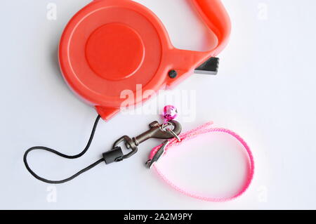 Automatique rouge laisse et collier chat nylon rose sur fond blanc Banque D'Images