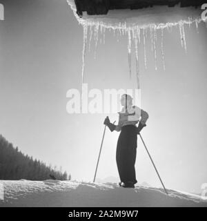 Ein junge Frau auf einer Winterlandschaft dans Skiern, Deutschland 1930 er Jahre. Une jeune femme en skis dans un pays merveilleux de l'hiver, l'Allemagne des années 1930. Banque D'Images