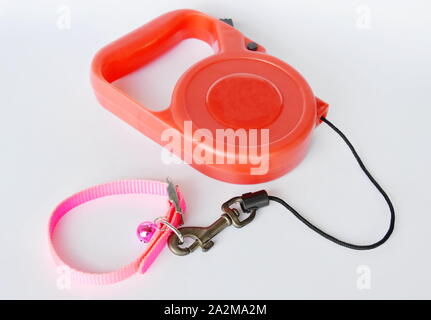 Automatique rouge laisse et collier chat nylon rose sur fond blanc Banque D'Images