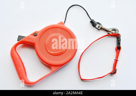 Automatique rouge laisse et collier chat nylon rose sur fond blanc Banque D'Images