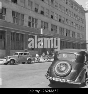 Original-Bildunterschrift : Neugestaltung Berlin - Das Arbeitsamt dans der Charlottenstraße, ein typischer Verwaltungsbau modernen Stils, Deutschland 1940. La refonte du centre d'emploi à Berlin -, un typique Charlottenstrasse style moderne bâtiment administratif, Allemagne 1940. Banque D'Images