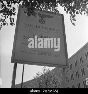 Schild zu Baumaßnahmen im Rahmen der Neugestaltung der Reichshauptstadt Berlin für das Verwaltungsgebäude des Flughafen Berlin unter der Leitung von Architekt Professeur Ernst Sagebiel, Deutschland 1940. Inscrivez-vous pour la construction d'immeubles de bureaux à la ville de Berlin, Allemagne 1940. Banque D'Images