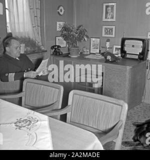 Original-Bildunterschrift Lazarettschiff : 'Wilhelm Gustloff' - Kapitän Friedrich Petersen dans seinem Arbeitszimmer. Navire-hôpital "Wilhelm Gustloff' - le capitaine Friedrich Petersen à son bureau. Banque D'Images