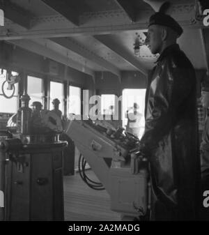 Original-Bildunterschrift Lazarettschiff : 'Wilhelm Gustloff' - Ein Bild von der Brücke : er führt ein Schiff mit vielen verwundeten Kameraden aus Norwegen dans die Heimat, Deutschland 1940. Navire-hôpital "Wilhelm Gustloff' - une photographie du pont : il dirige le chemin du retour avec beaucoup de camarades blessés à partir de la Norvège, de l'Allemagne 1940. Banque D'Images