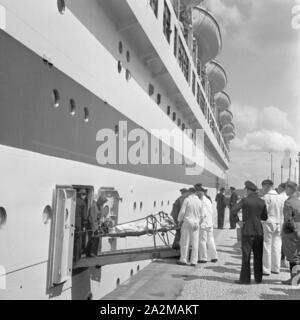 Original-Bildunterschrift Ausladung Verwundeten : von der 'Wilhelm Gustloff' dans der Heimat, Deutschland 1940 er Jahre. Le déchargement des soldats blessés du navire 'Wilhelm Gustloff', l'Allemagne des années 40. Banque D'Images