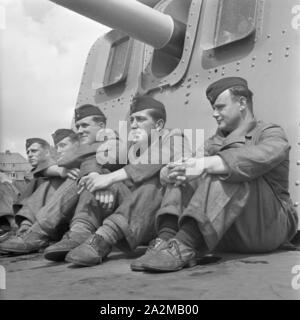 Original-Bildunterschrift : Freizeit des Matrosen Matrosen : sonnen und genießen sich die Neptun une Torpedoboots Pont An Bord eines 1940er Jahre, Deutschland. Loisirs de marin : le bronzage sur le pont d'un bateau torpille, l'Allemagne des années 40. Banque D'Images