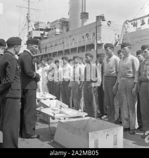 Original-Bildunterschrift : Dienst des Matrosen : Wegtreten zur Freiwache Torpedoboots, An Bord von Deutschland 1940er Jahre. Devoir de marin : rejeter bof regarder ci-dessous, l'Allemagne des années 40. Banque D'Images