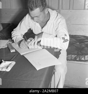 Original-Bildunterschrift : Freizeit des Matrosen : Matrose schreibt einen Brief nach Haus an Bord von Torpedoboots, Deutschland 1940er Jahre. De loisirs du marin : Câblage d'une lettre à la mère à la maison à partir d'un lance-torpilles, l'Allemagne des années 40. Banque D'Images