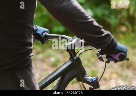 Guidon de vélo Man, cyclling dans les bois Banque D'Images