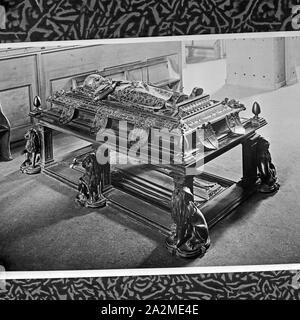 Reproduktion aus der Sammlung Edwin Redslob : Grablege in einer Kirche in Berlin, Deutschland 1930 er Jahre. La reproduction de la collection Edwin Redslob : tombe dans une église de Berlin, Allemagne 1930. Banque D'Images