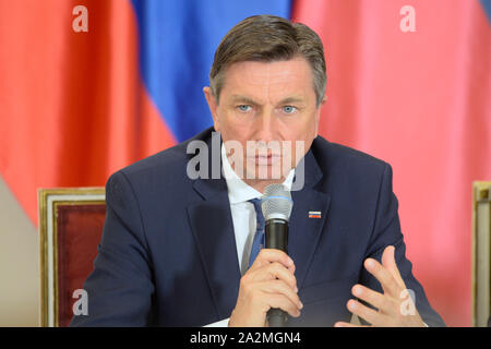 Lany, République tchèque. 06Th Oct, 2019. Le président slovène Borut Pahor parle lors d'une conférence de presse après la session plénière du Groupe de Visegrad (V4 ; République tchèque, Slovaquie, Pologne, Hongrie), de la Slovénie et de la Serbie de présidents, à Lany Chateau, la République tchèque, le Jeudi, Octobre 3, 2019. Le débat lors du sommet a porté sur les perspectives de l'élargissement de l'UE par les pays des Balkans occidentaux ainsi que l'UE les négociations d'adhésion avec la Serbie. Credit : Katerina Sulova/CTK Photo/Alamy Live News Banque D'Images