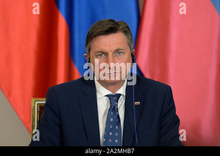 Lany, République tchèque. 06Th Oct, 2019. Le président slovène Borut Pahor assiste à une conférence de presse après la session plénière du Groupe de Visegrad (V4 ; République tchèque, Slovaquie, Pologne, Hongrie), de la Slovénie et de la Serbie de présidents, à Lany Chateau, la République tchèque, le Jeudi, Octobre 3, 2019. Le débat lors du sommet a porté sur les perspectives de l'élargissement de l'UE par les pays des Balkans occidentaux ainsi que l'UE les négociations d'adhésion avec la Serbie. Credit : Katerina Sulova/CTK Photo/Alamy Live News Banque D'Images