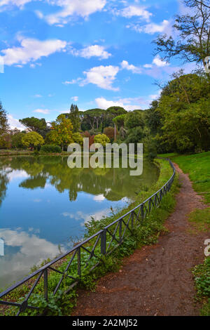 Rome (Italie) - l'automne à Villa Ada, le plus grand parc public de Rome avec lac et forêt Banque D'Images