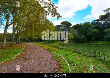 Rome (Italie) - l'automne à Villa Ada, le plus grand parc public de Rome avec lac et forêt Banque D'Images