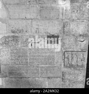 Im Inneren eines Krypta in einer Kirche im Schwarzwald, Deutschland 1930er Jahre. À l'intérieur d'une crypte dans une église de la région de la Forêt-Noire, Allemagne 1930. Banque D'Images