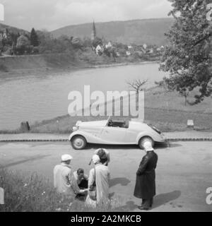 Mit dem Mercedes Benz unterwegs nach Neckargemünd bei Heidelberg, Deutschland 1930 er Jahre. Aller à Neckargemuend par Mercedes Benz voiture près de Heidelberg, Allemagne 1930. Banque D'Images