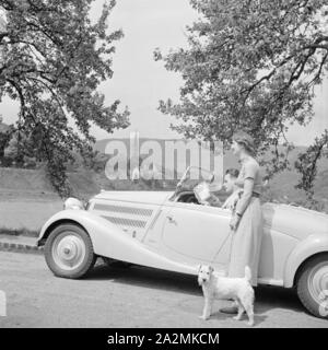 Mit dem Mercedes Benz unterwegs nach Neckargemünd bei Heidelberg, Deutschland 1930 er Jahre. Aller à Neckargemuend par Mercedes Benz voiture près de Heidelberg, Allemagne 1930. Banque D'Images