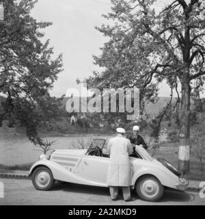 Mit dem Mercedes Benz unterwegs nach Neckargemünd bei Heidelberg, Deutschland 1930 er Jahre. Aller à Neckargemuend par Mercedes Benz voiture près de Heidelberg, Allemagne 1930. Banque D'Images