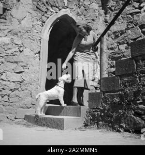 Touristen besuchen das Auerbacher Schloss im Odenwald, Deutschland 1930 er Jahre. Les touristes visiter les vestiges de château Auerbach à la région de l'Odenwald, Allemagne 1930. Banque D'Images